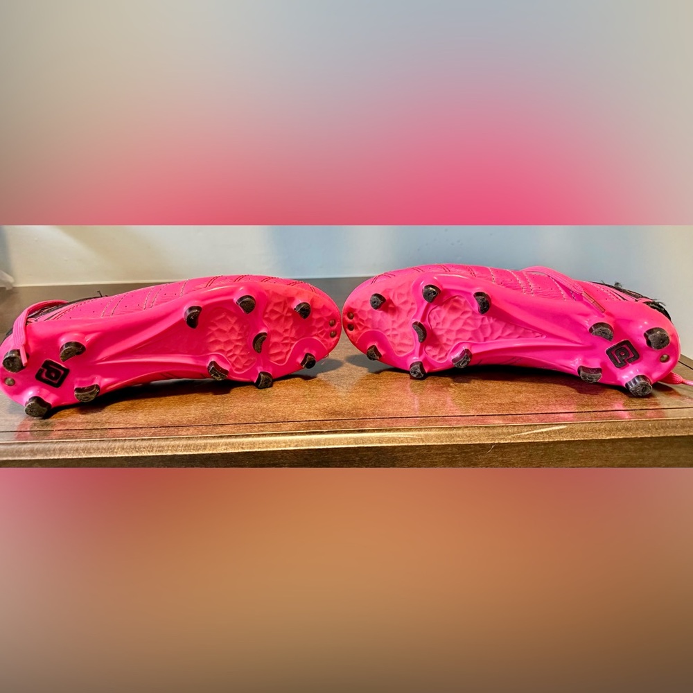 SOLD!Girls Soccer Football Cleats Shoes for Little Kid/Big Kid. Like New! Size 2 - Picture 3 of 10